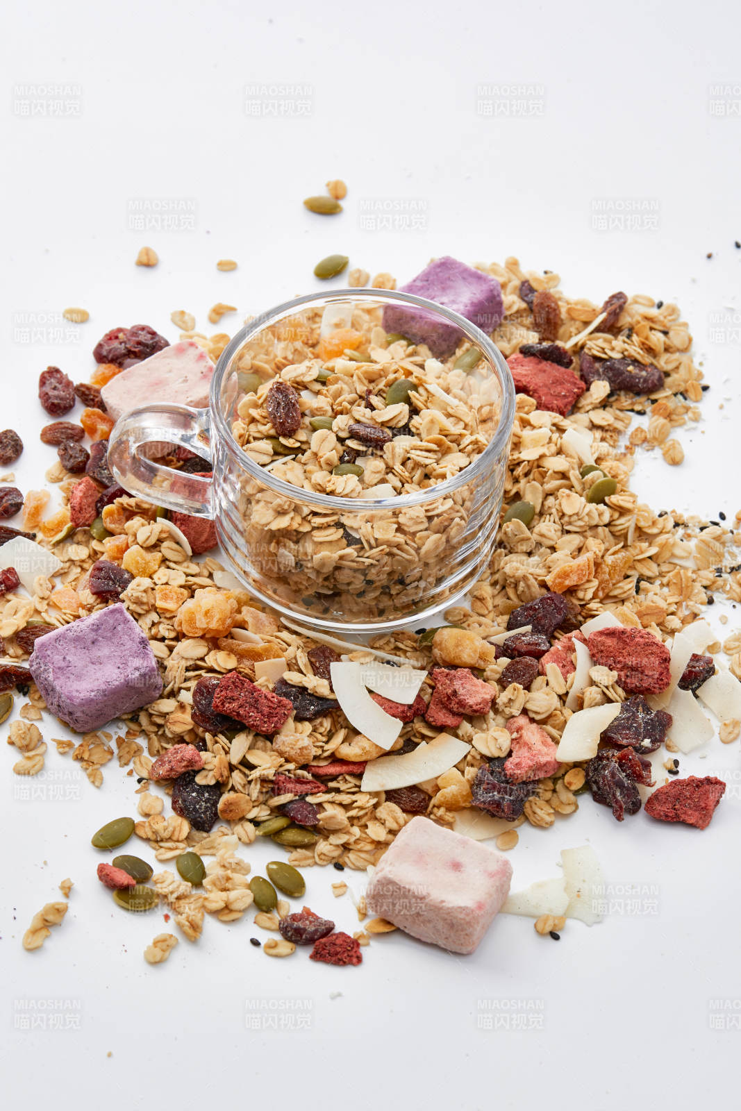美味健康的营养早餐坚果混合烤燕麦