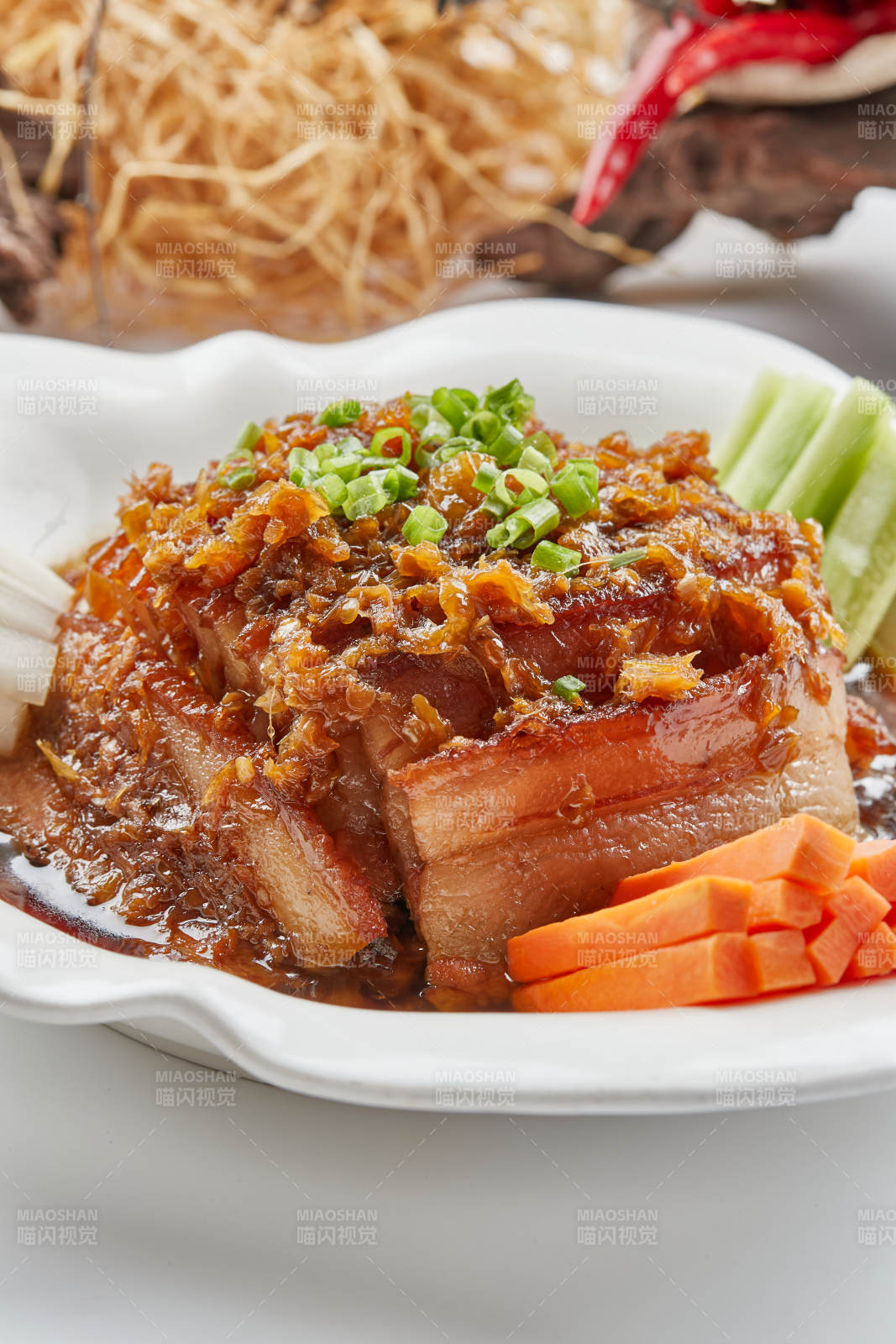 白色瓷餐具装的梅菜扣肉