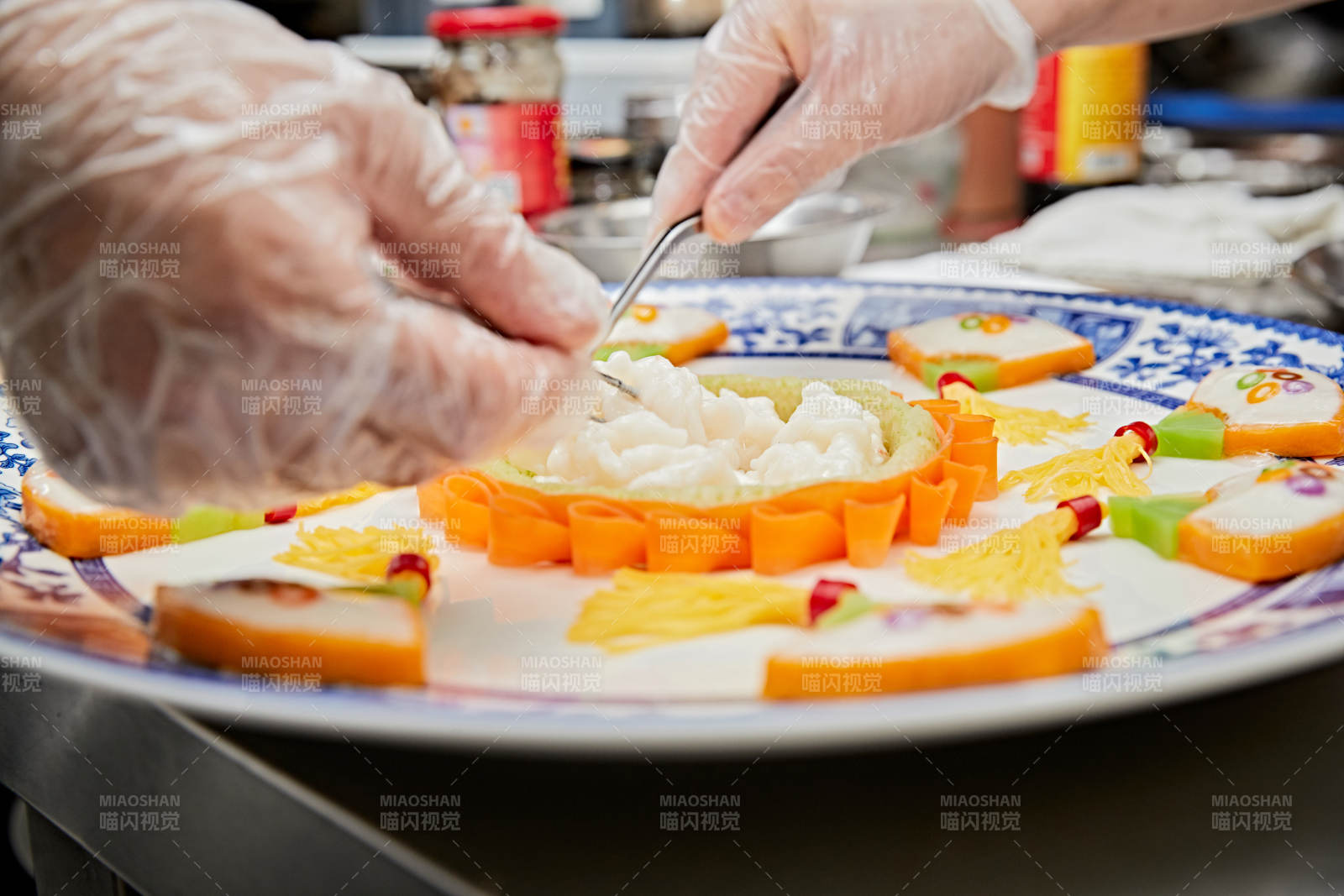 人與食物緊張忙碌的中餐廚房