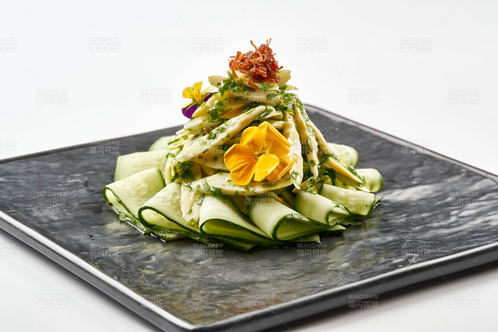 黑色石盘装的油渍春笋尖配乳瓜
