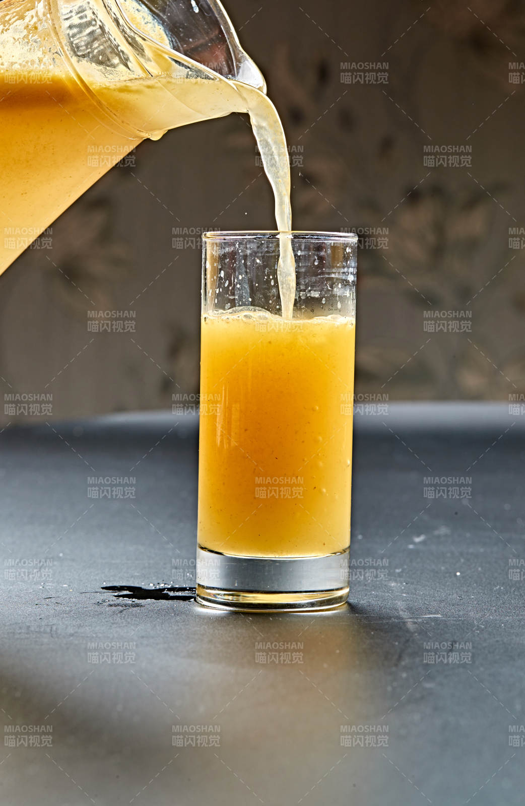 玻璃器皿装的鲜榨百香果汁