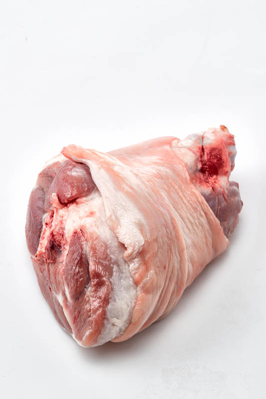 白色背景下的生鲜猪肘子