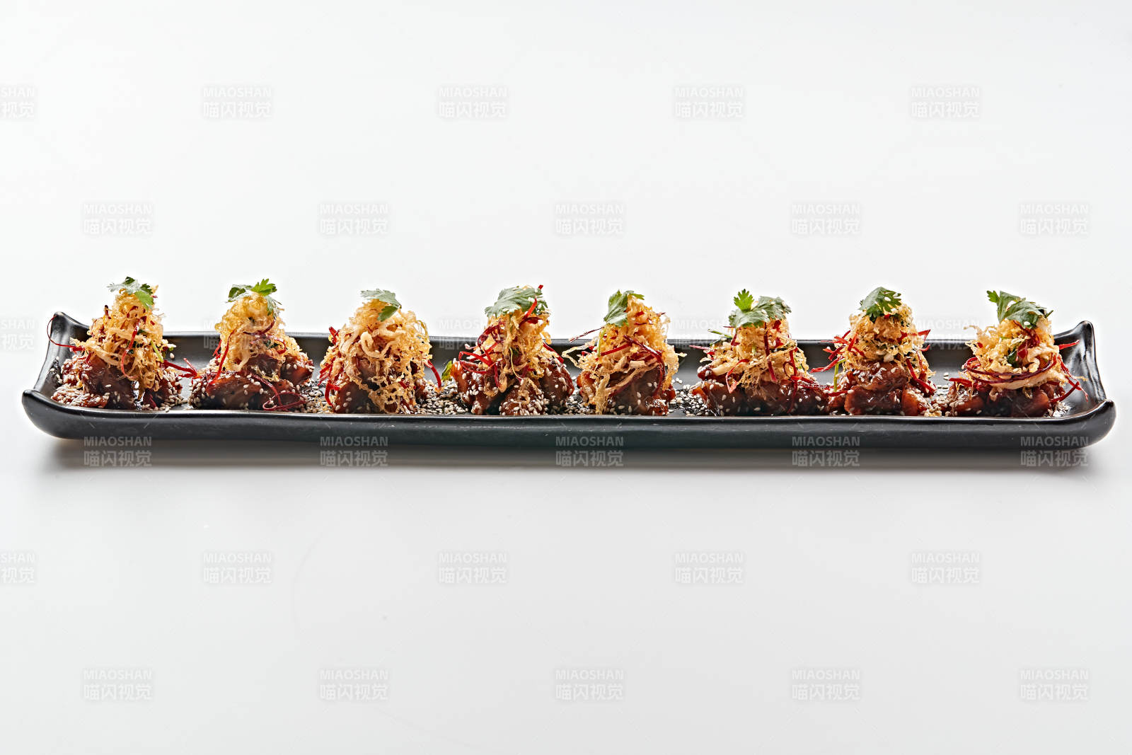 黑色長石盤裝的油炸酸菜豬月牙骨