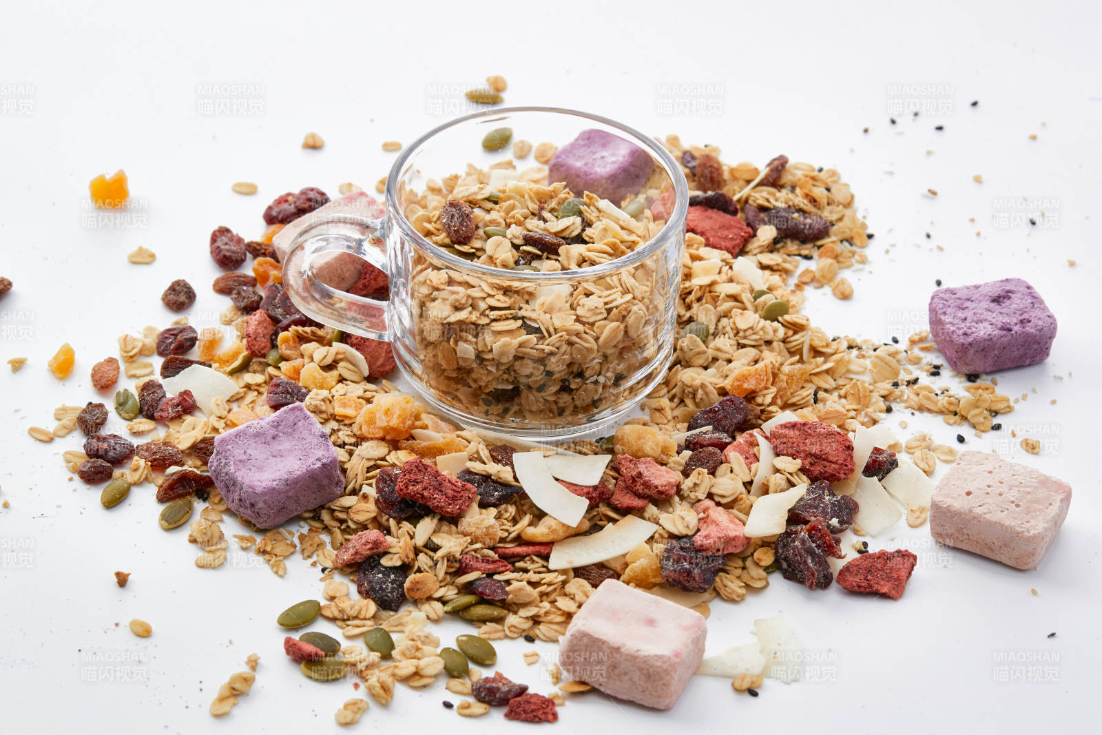 美味健康的营养早餐坚果混合烤燕麦