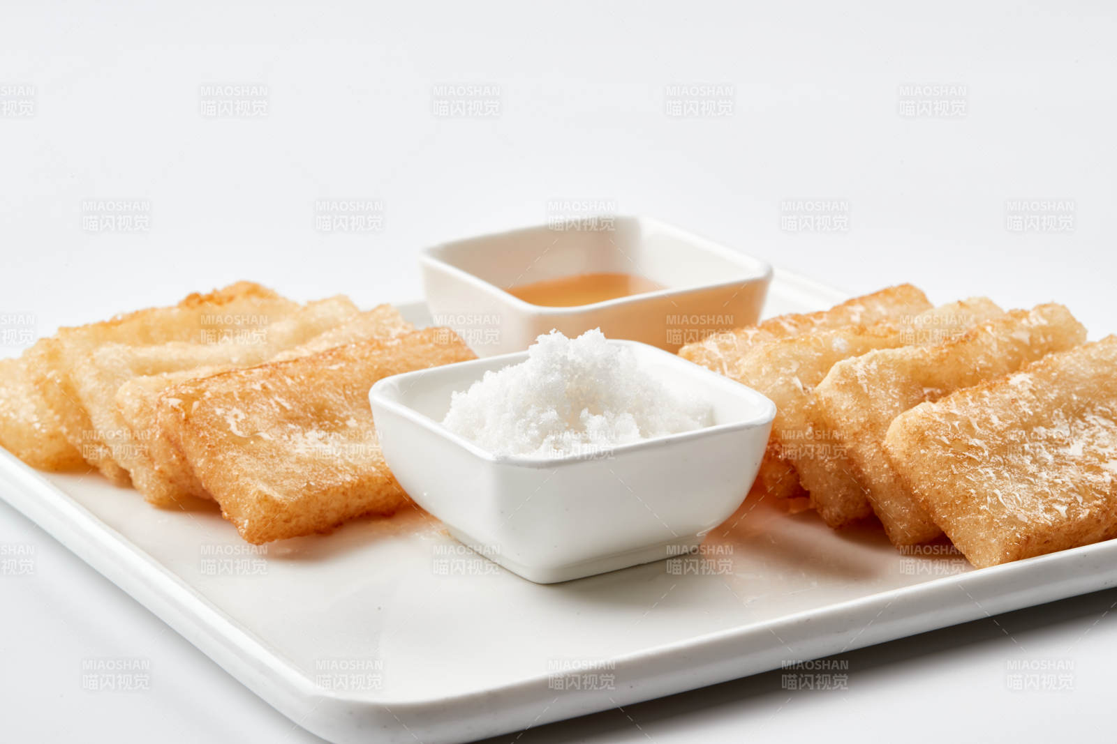 白色瓷盤裝的美味香炸糯米糍粑