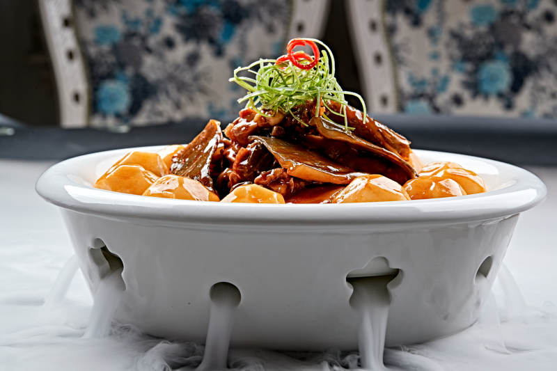 白色瓷餐具装的浓香红烧土豆炖甲鱼