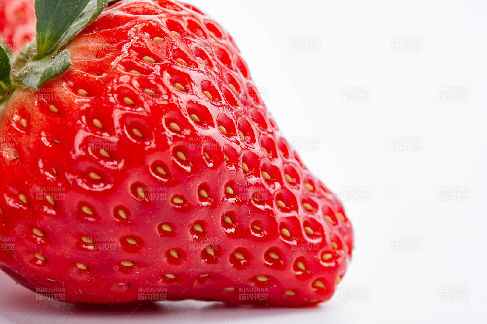 白色背景上擺放的新鮮草莓