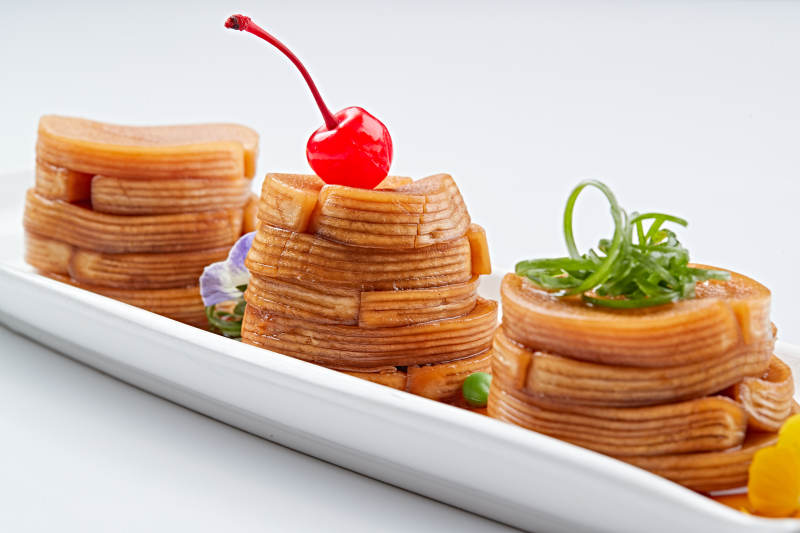 白色瓷盘装的腌渍萝卜