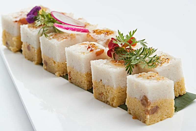 白色瓷盘装的桂花蜜双色米糕