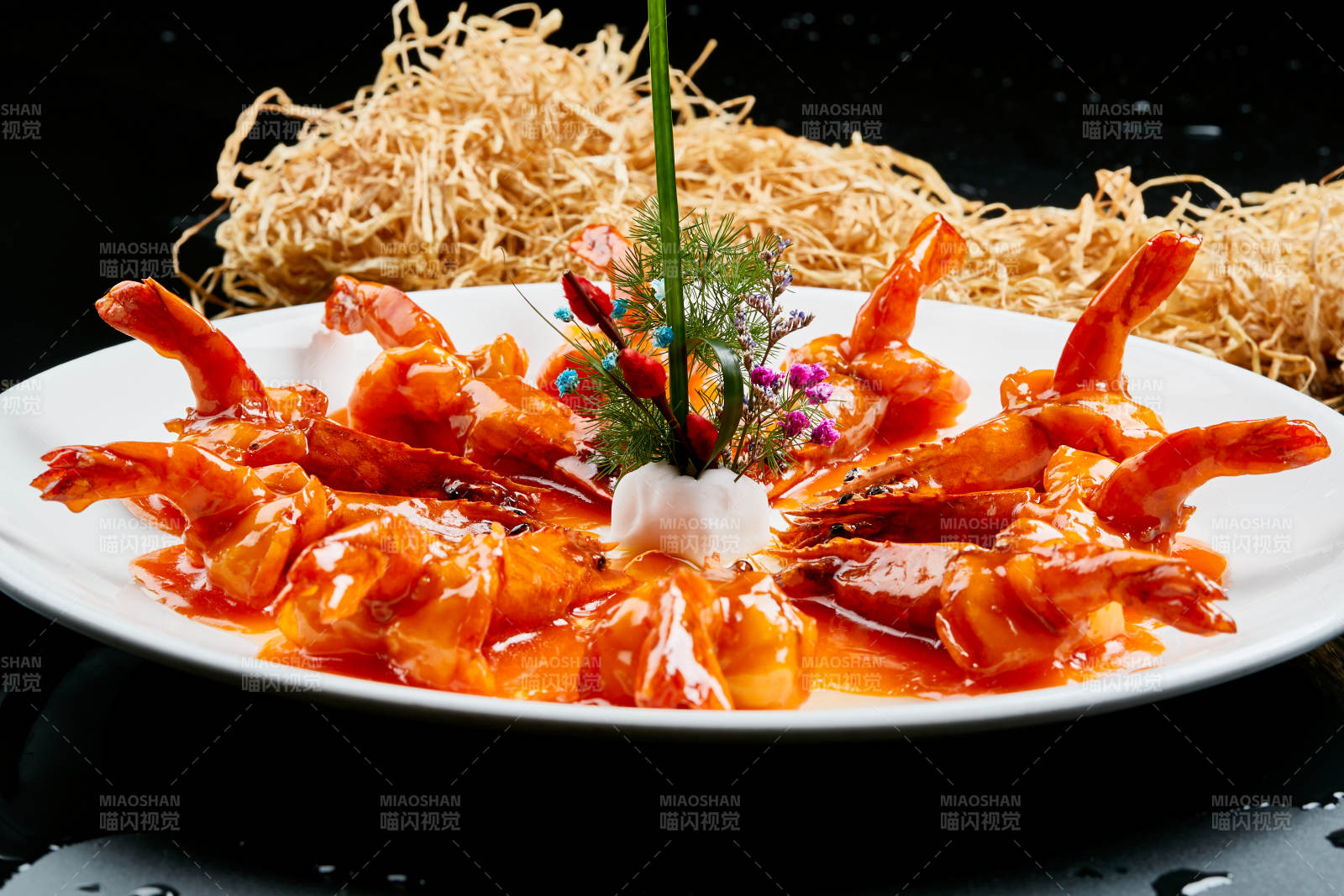 白色瓷盘装的浇汁油炸开背大明虾