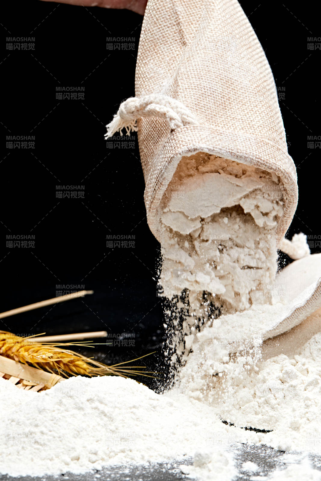 黑色背景上的粗粮荞麦面粉