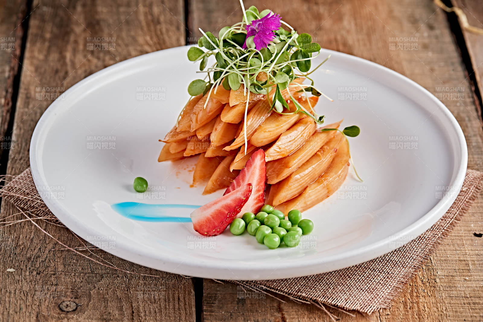 白色瓷盤裝的紅油香辣蘿卜片