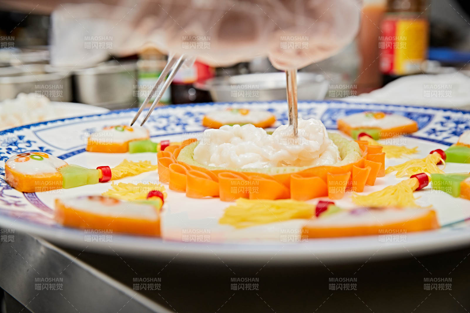 人與食物緊張忙碌的中餐廚房