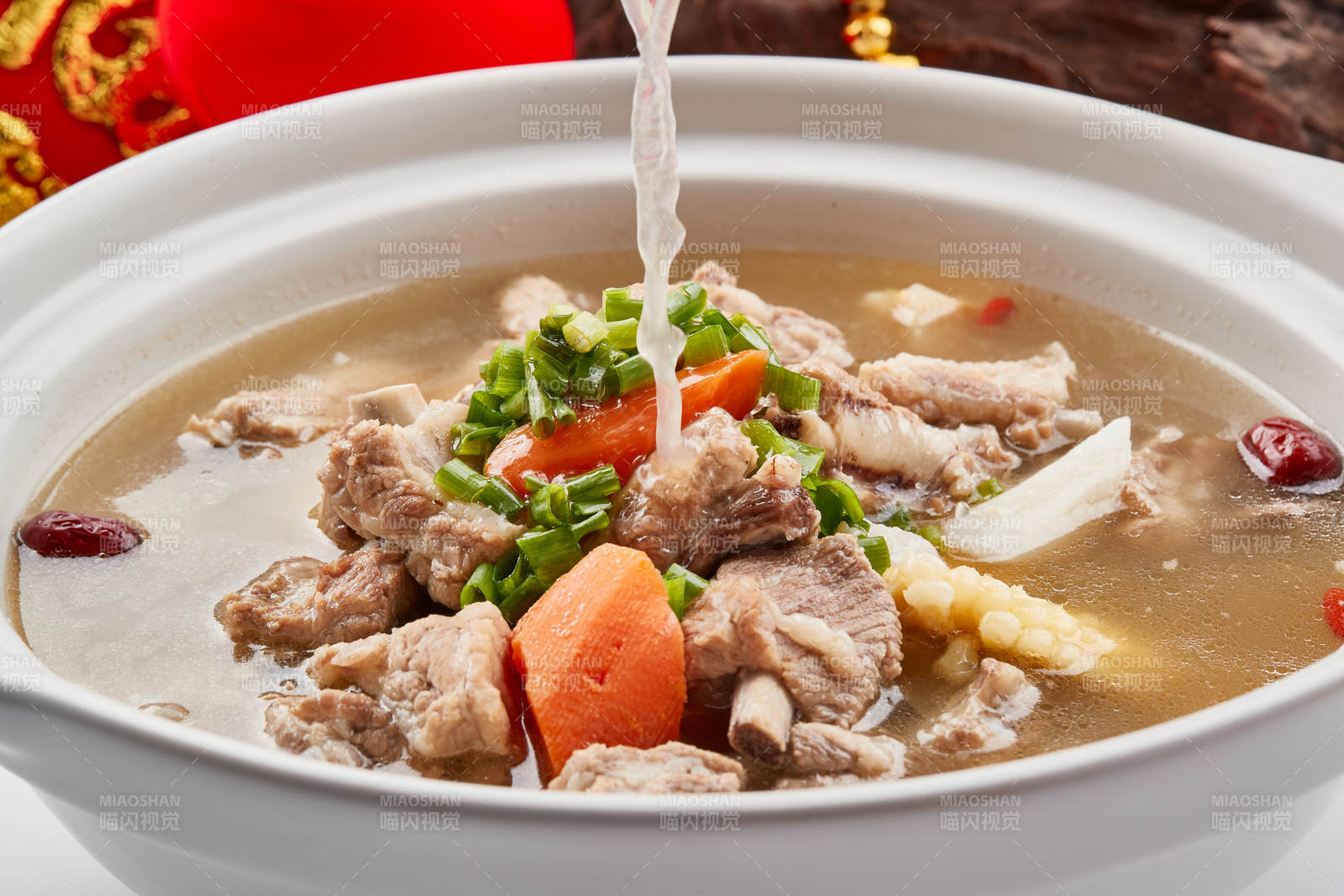 白色砂锅装的清炖萝卜羊肉滋补汤