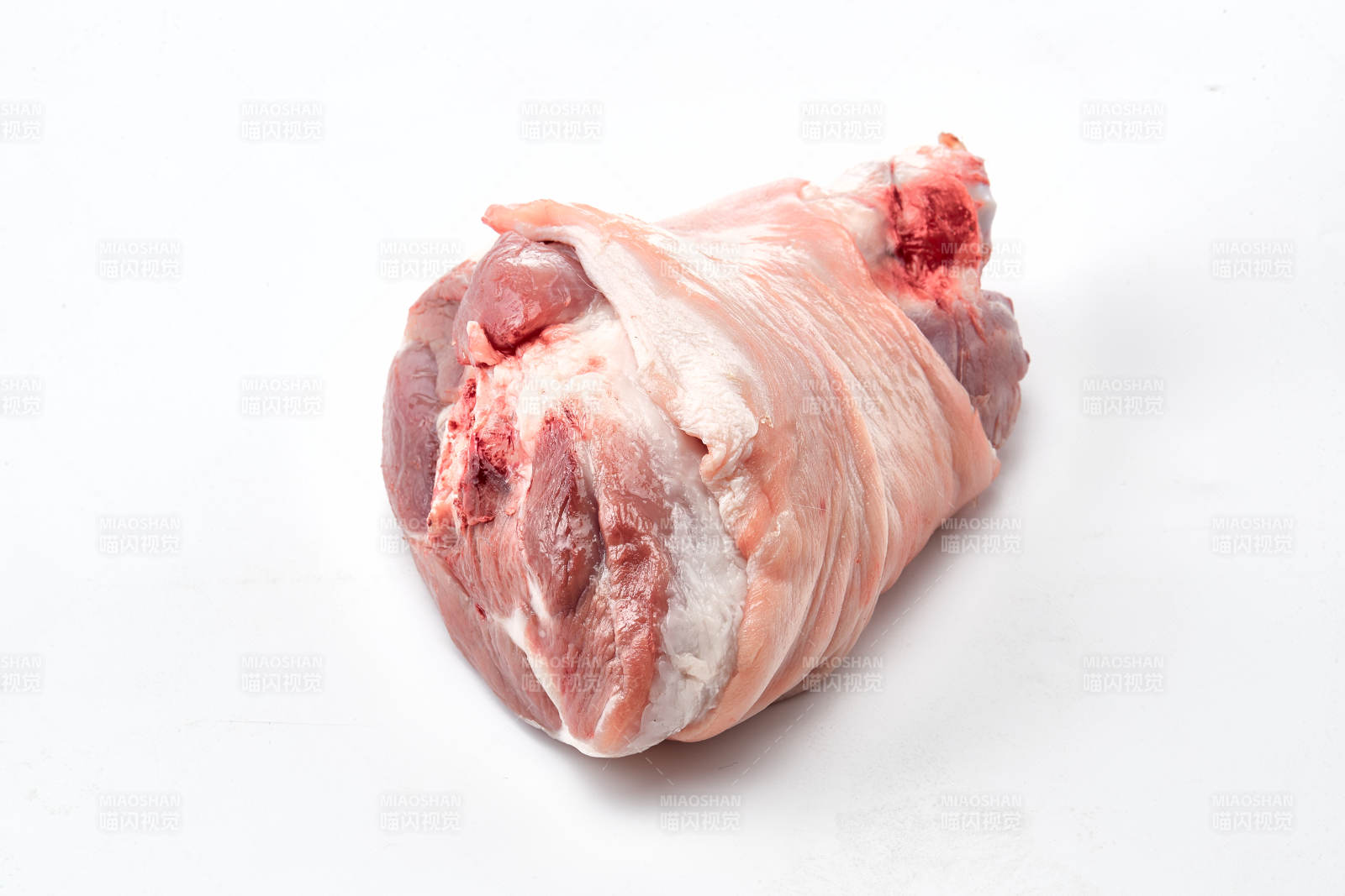 白色背景下的生鮮豬肘子