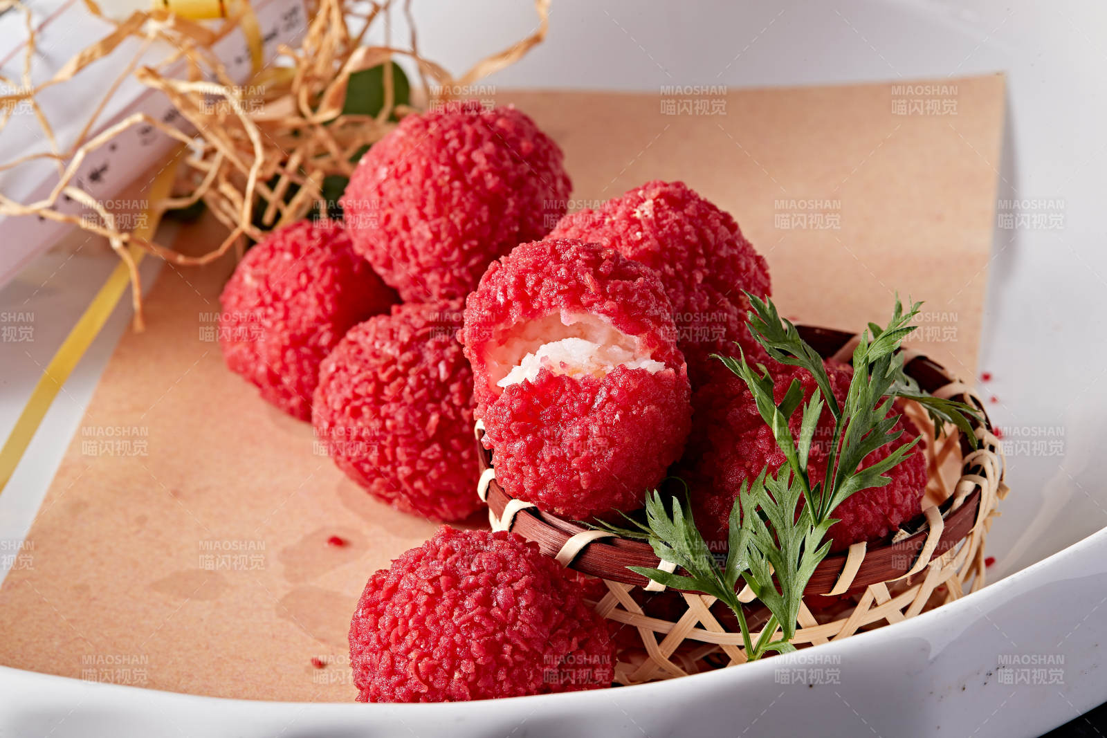 白瓷盤裝的精美擺盤的荔枝大蝦球