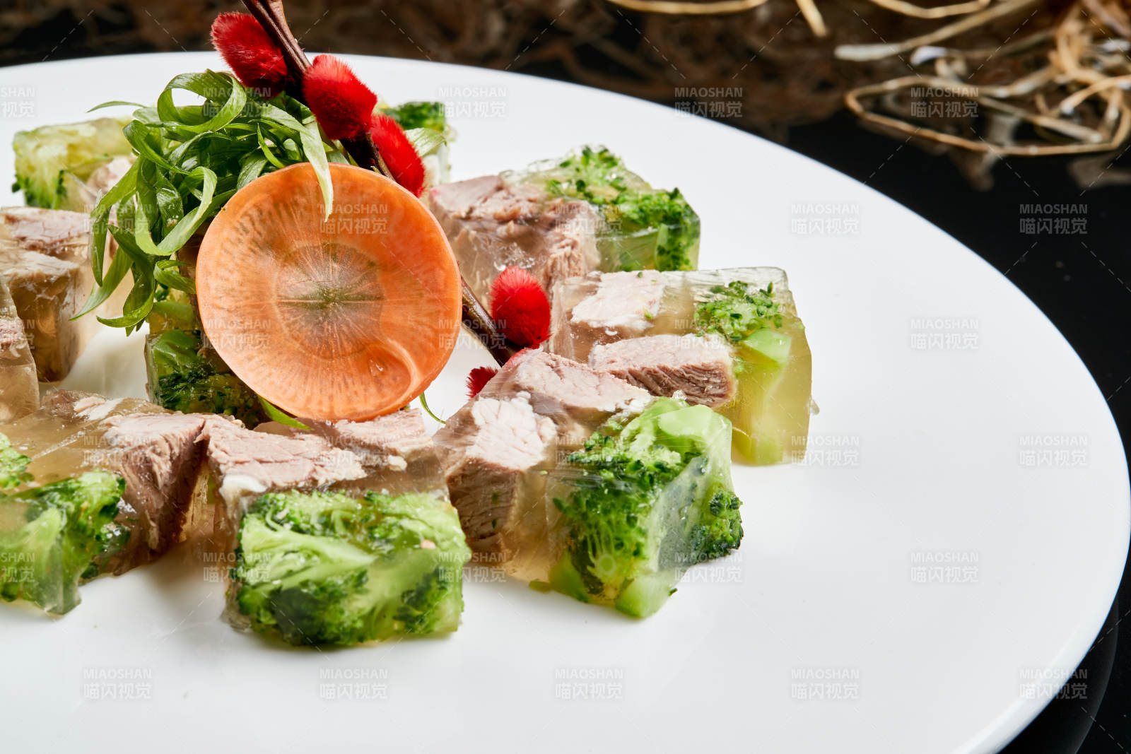 白色瓷盘装的西蓝花牛腱肉皮冻