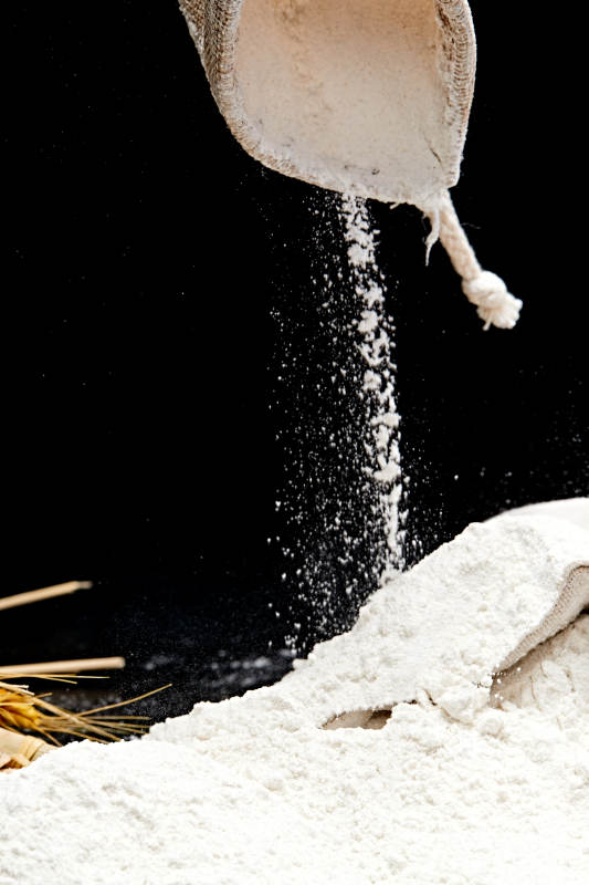 黑色背景上的粗粮荞麦面粉