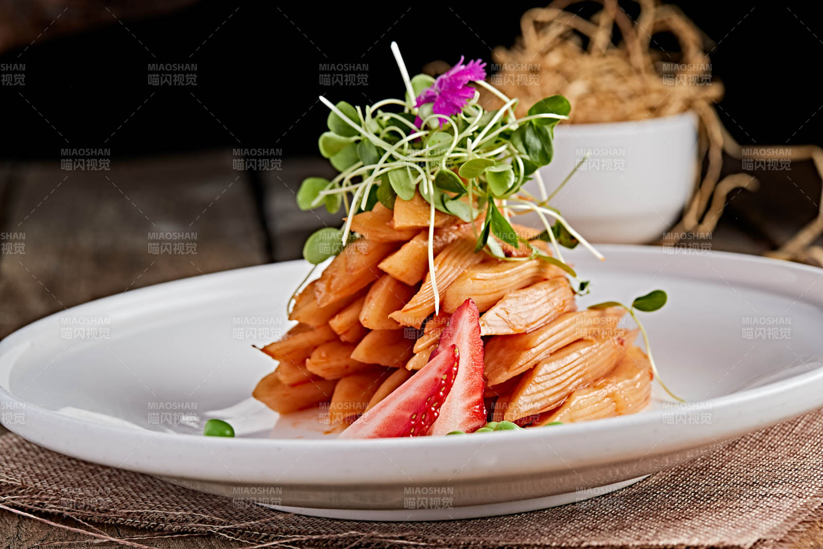 白色瓷盤裝的紅油香辣蘿卜片