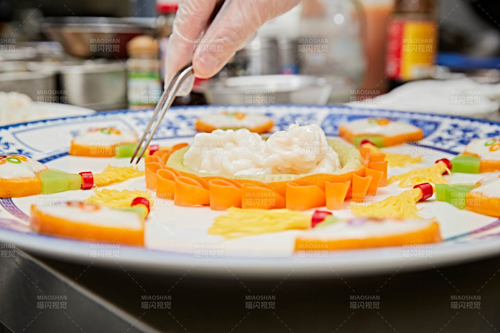 人與食物緊張忙碌的中餐廚房