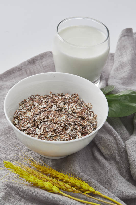 白色背景上的健康低脂黑麦片颗粒