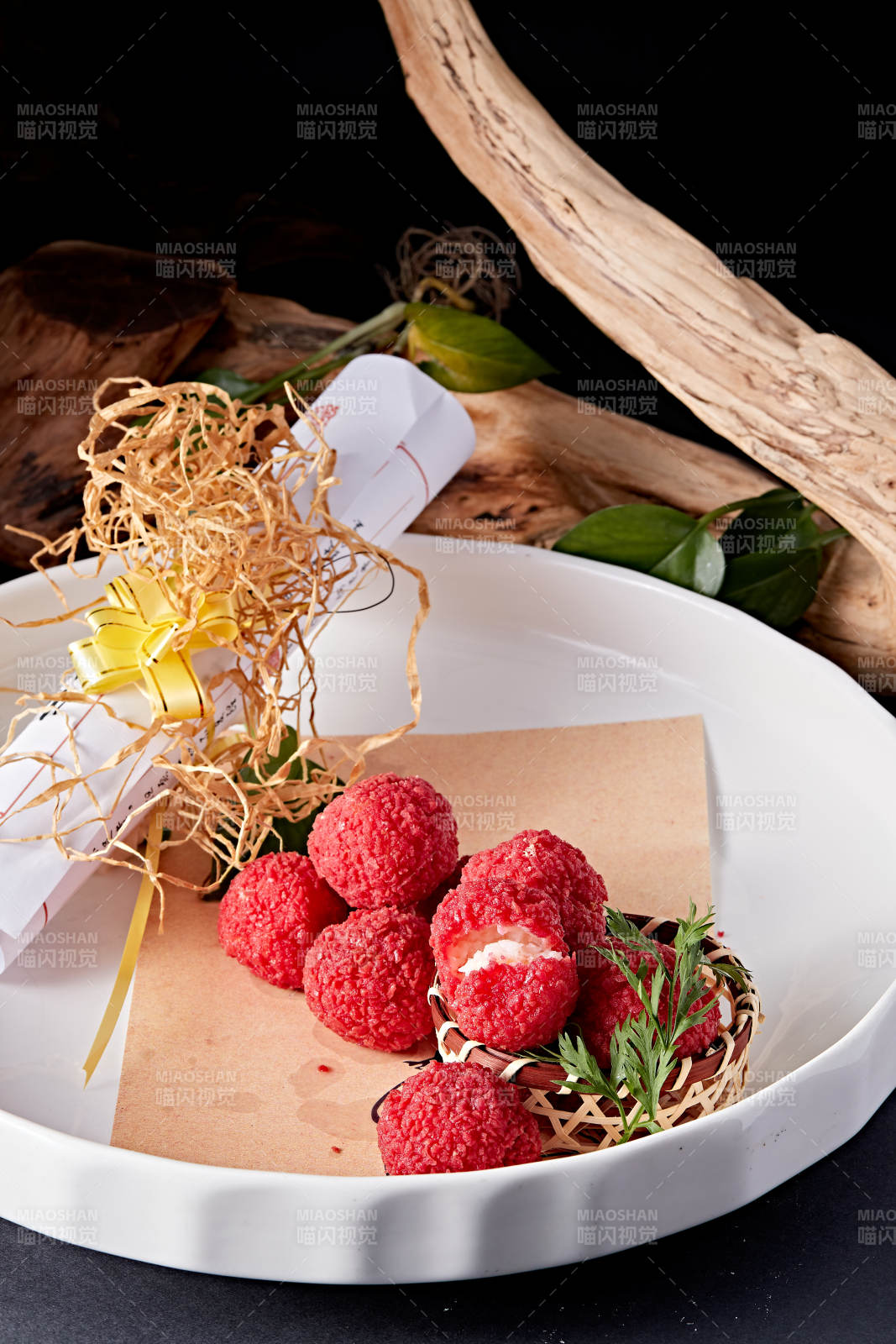 白瓷盤裝的精美擺盤的荔枝大蝦球