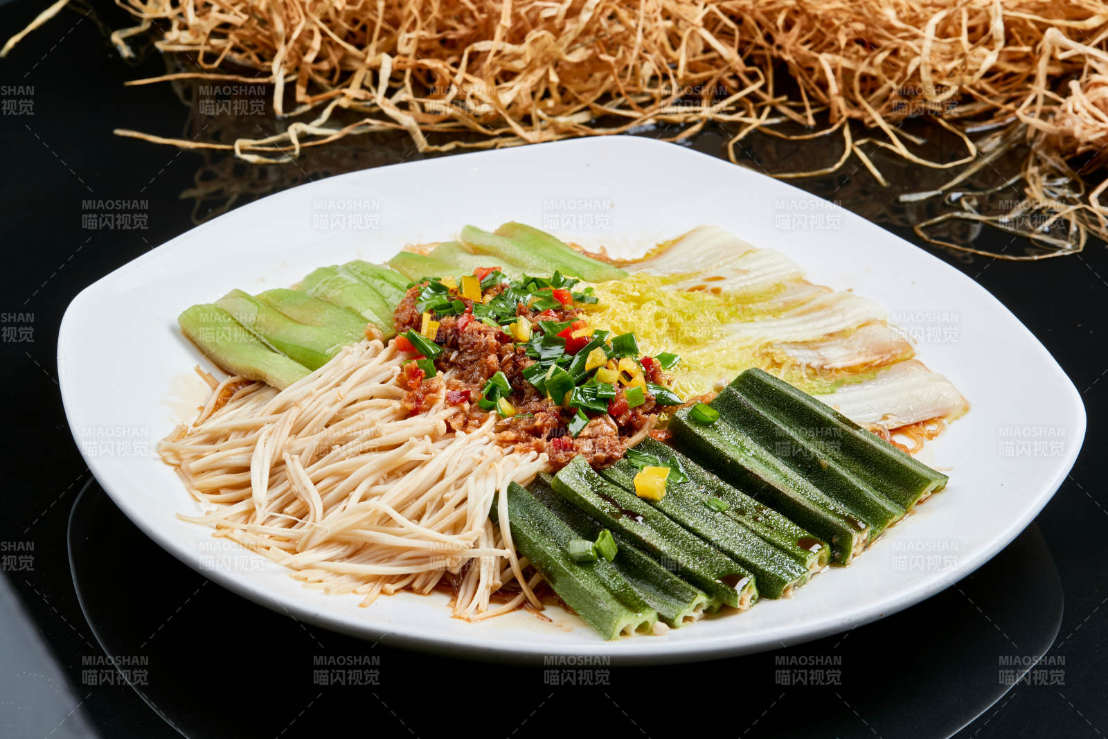 白色瓷盘装的蒜蓉蒸四素