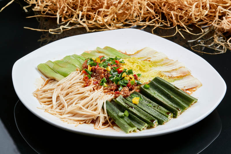 白色瓷盘装的蒜蓉蒸四素