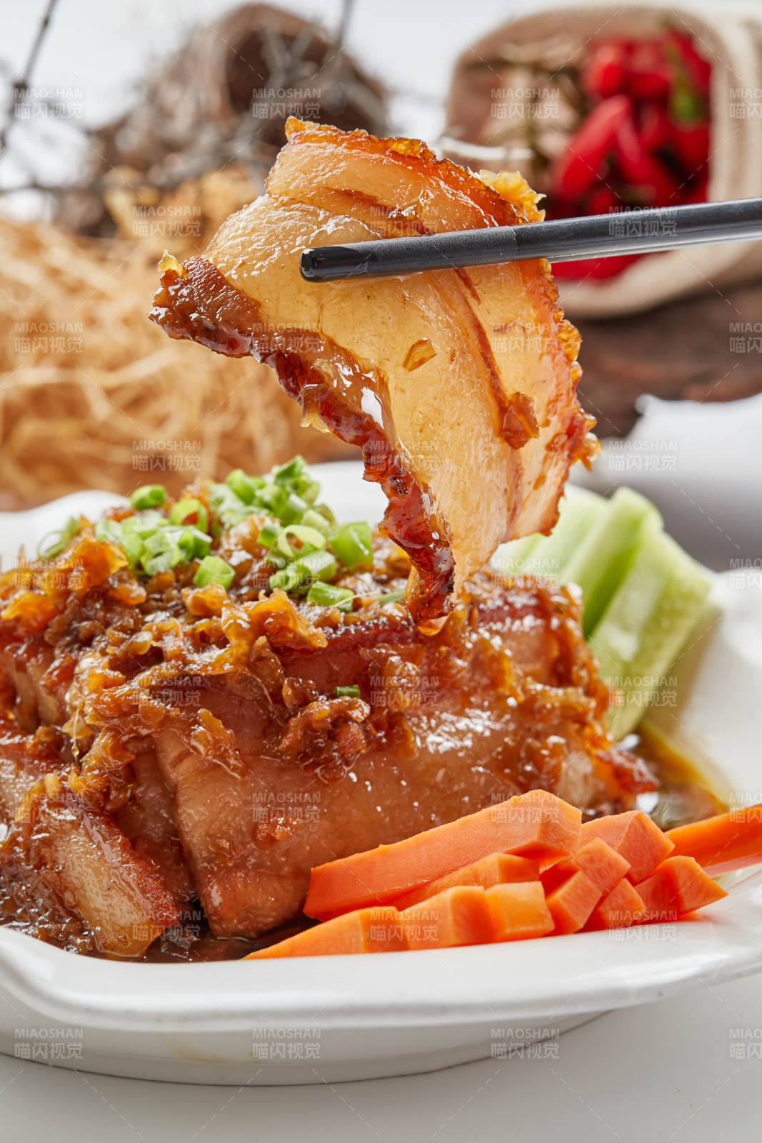 白色瓷餐具裝的梅菜扣肉