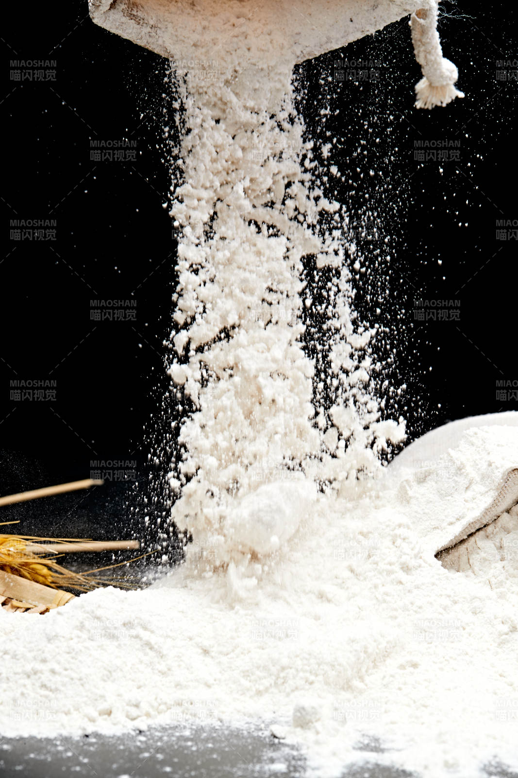 黑色背景上的粗粮荞麦面粉