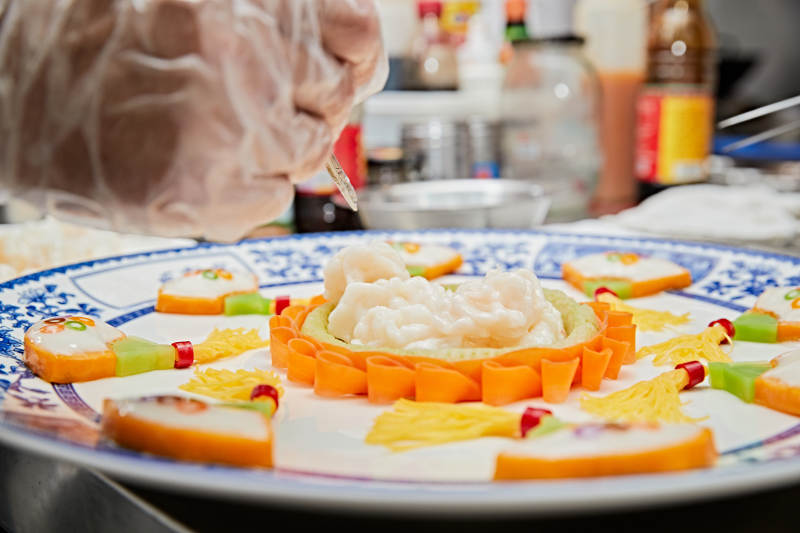 人与食物紧张忙碌的中餐厨房