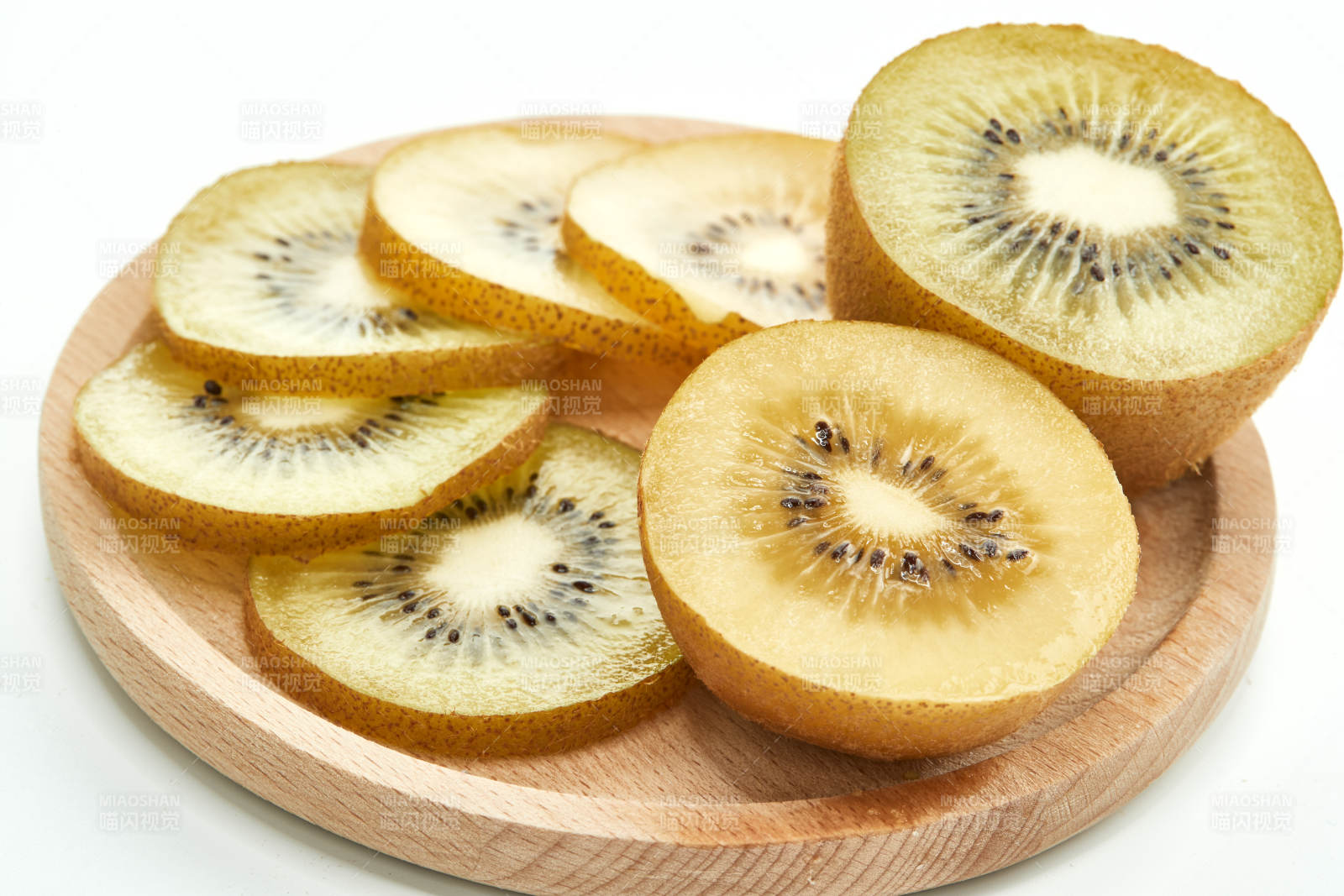 白色背景上摆放的新鲜水嫩猕猴桃