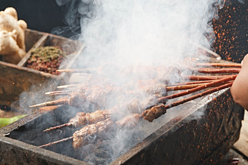满是烟火气的烤炉上的鲜羊肉新疆红柳大串