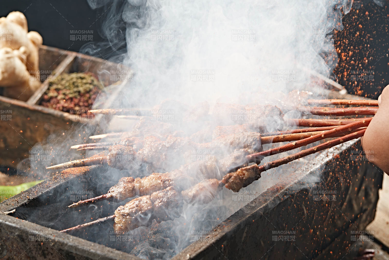 满是烟火气的烤炉上的鲜羊肉新疆红柳大串