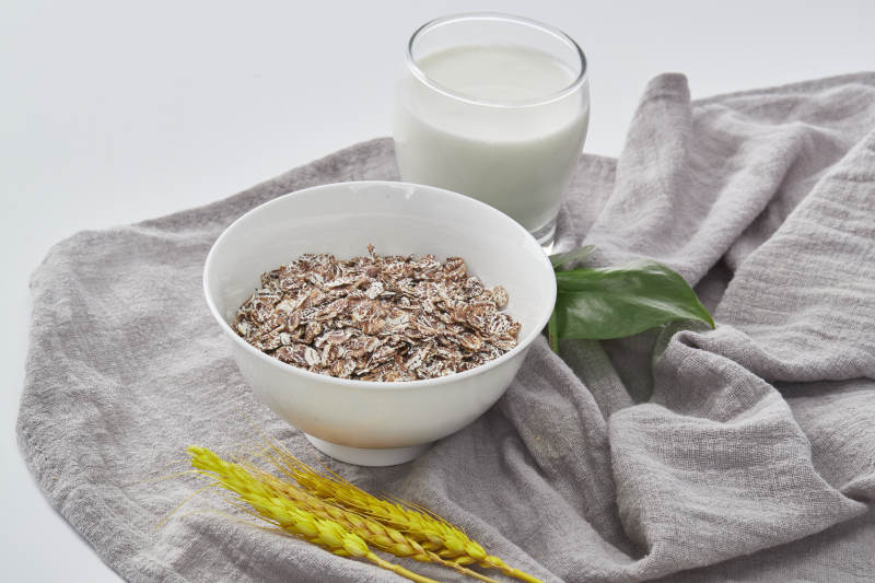 白色背景上的健康低脂黑麦片颗粒