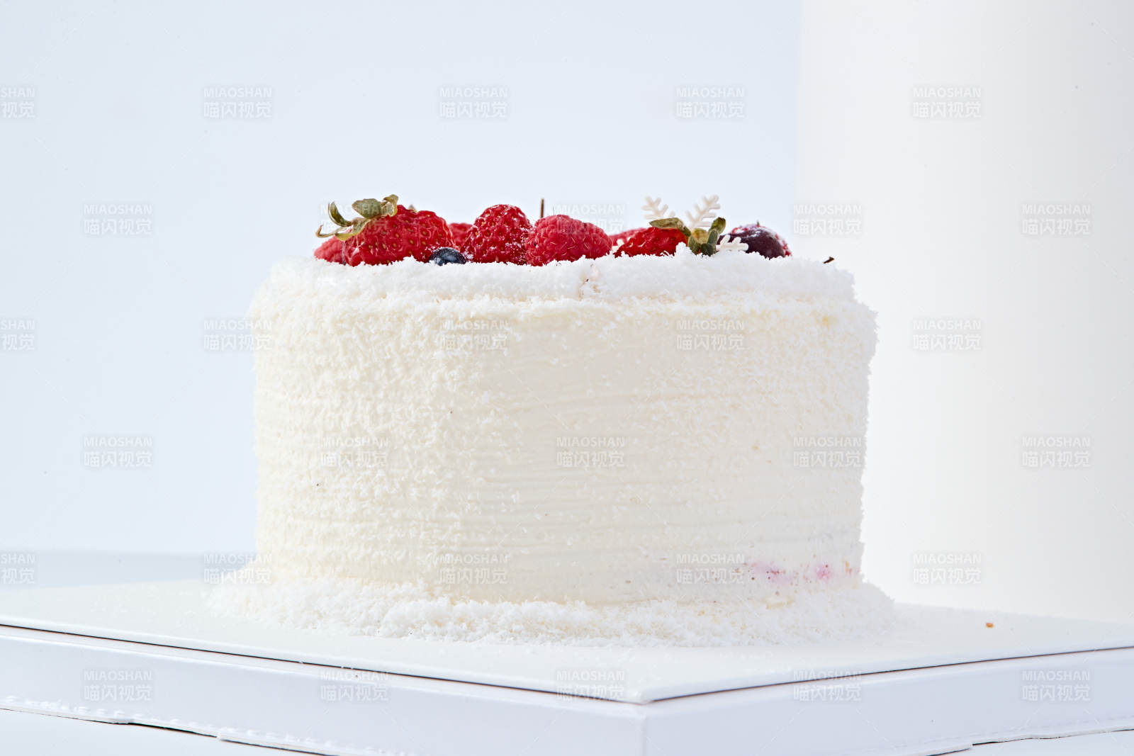 鲜水果椰蓉雪花生日蛋糕