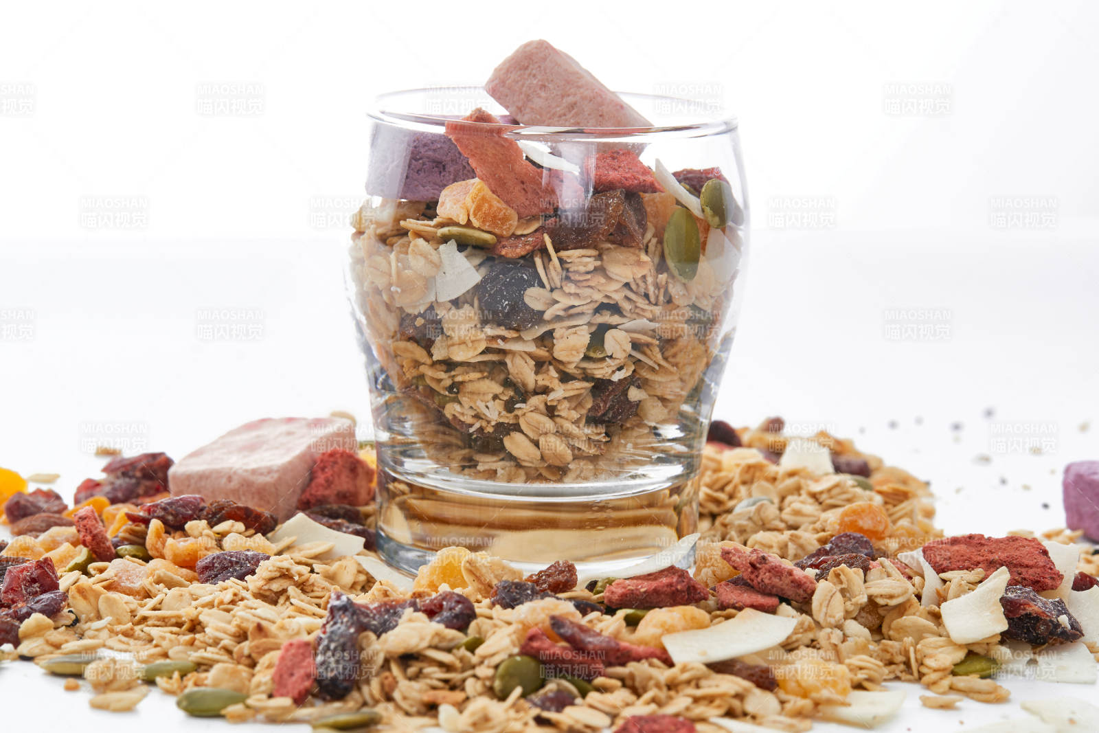 美味健康的营养早餐坚果混合烤燕麦