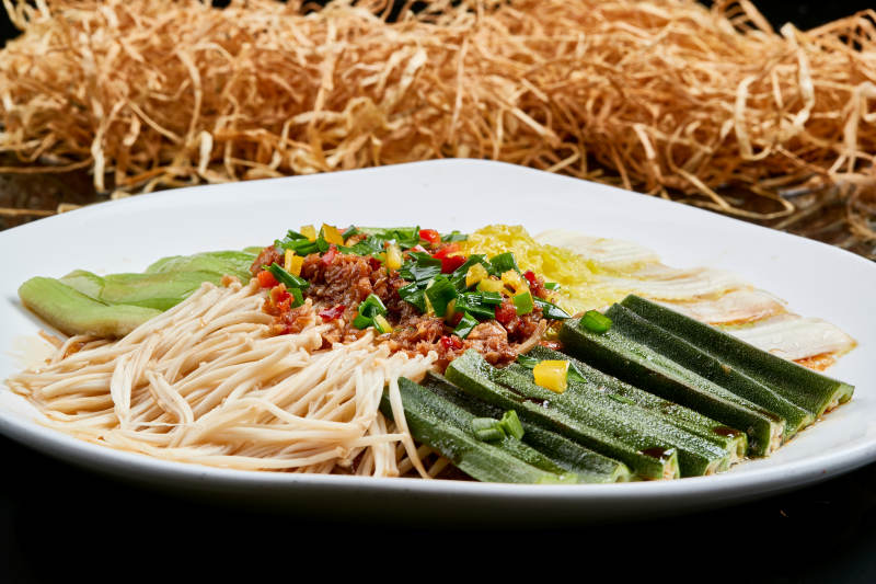 白色瓷盘装的蒜蓉蒸四素