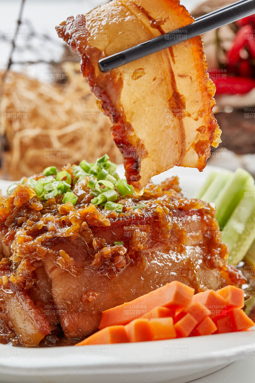白色瓷餐具装的梅菜扣肉