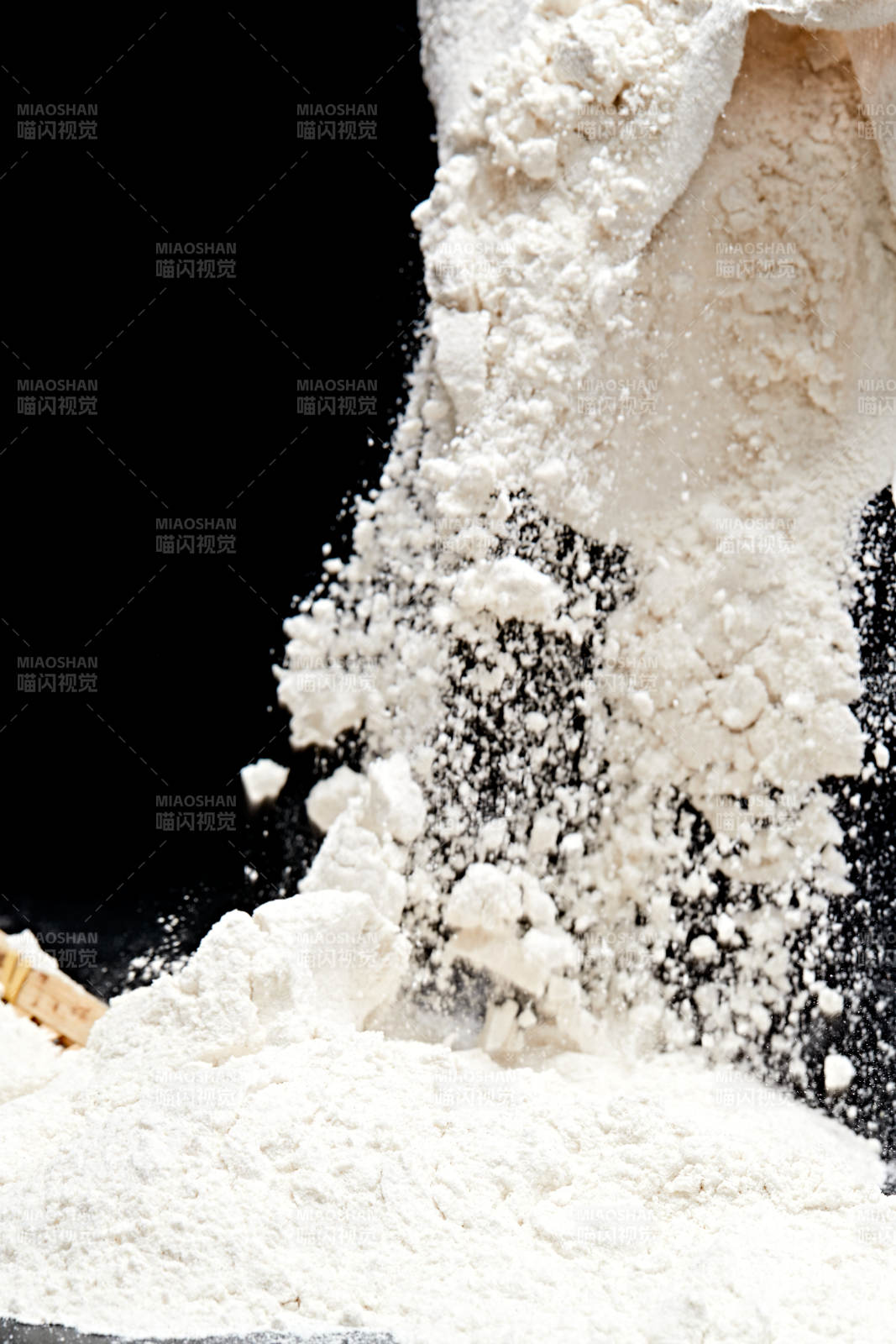 黑色背景上的粗粮荞麦面粉
