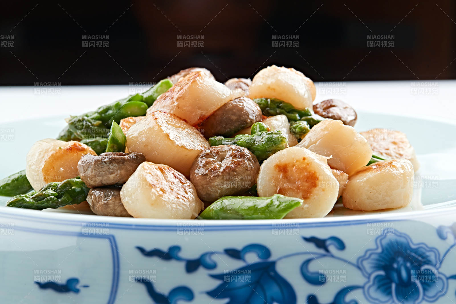 青花瓷器装的澳带口蘑炒鲜芦笋