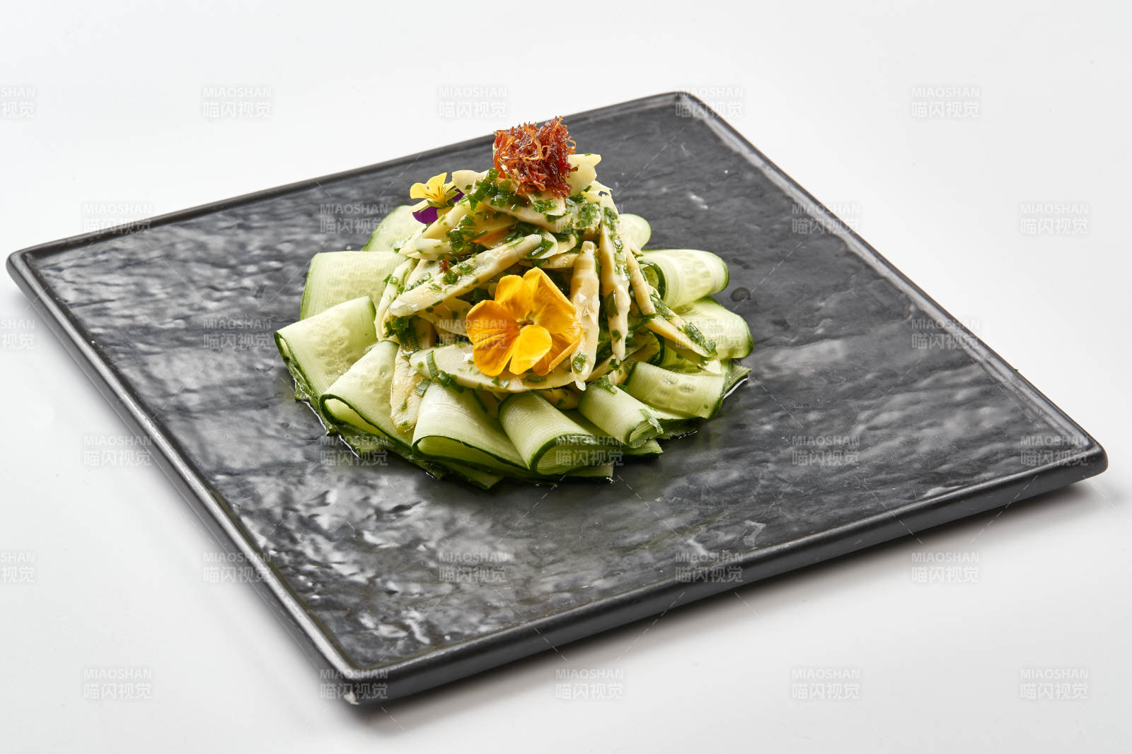 黑色石盘装的油渍春笋尖配乳瓜