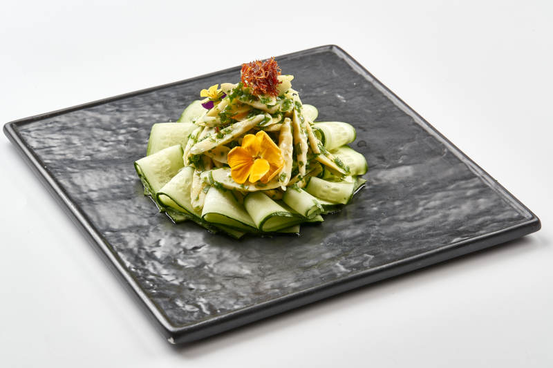 黑色石盘装的油渍春笋尖配乳瓜