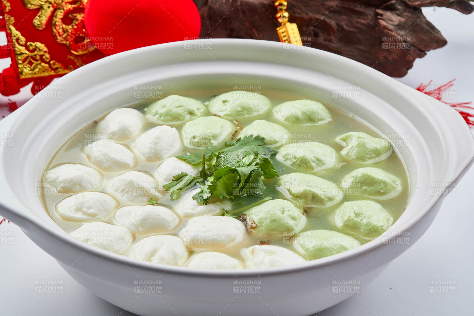 白色砂鍋裝的雙色手打魚丸