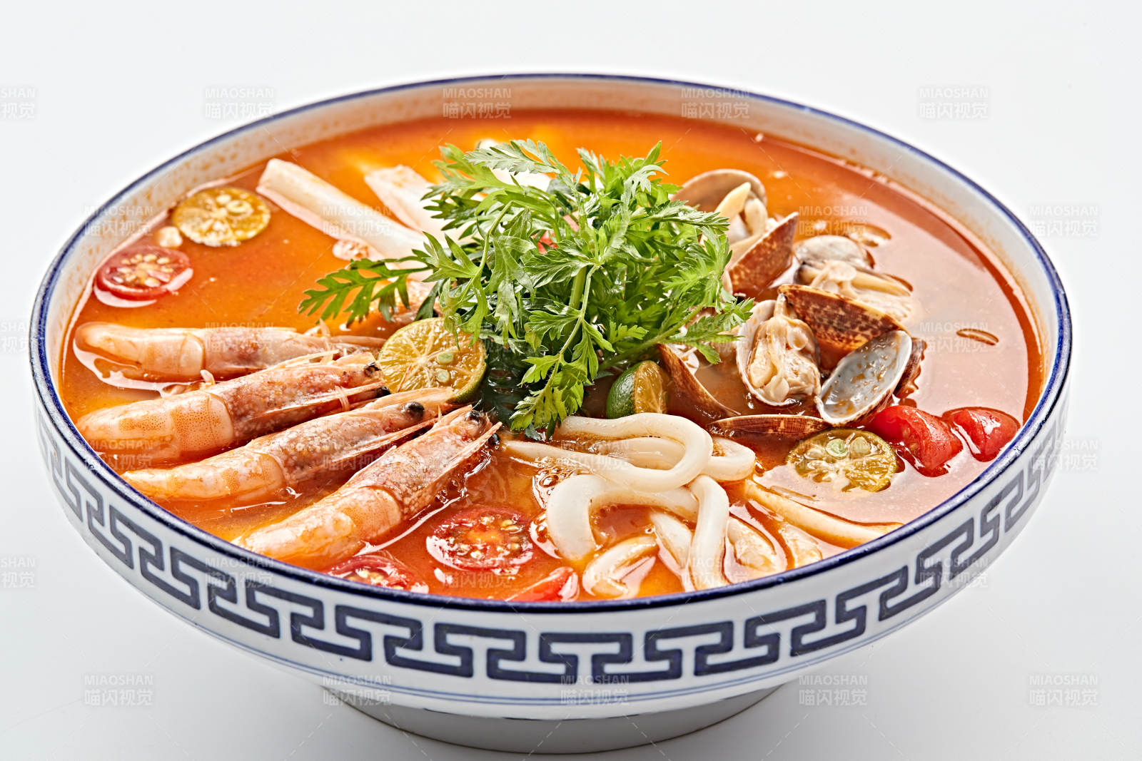 青花瓷碗装的泰式冬阴功酸辣海鲜年糕汤