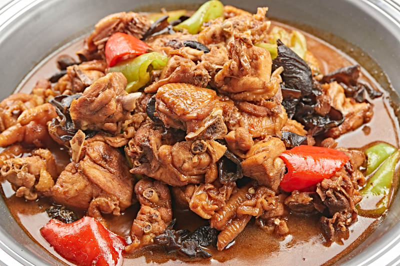 不锈钢餐具装的农家炖土鸡快