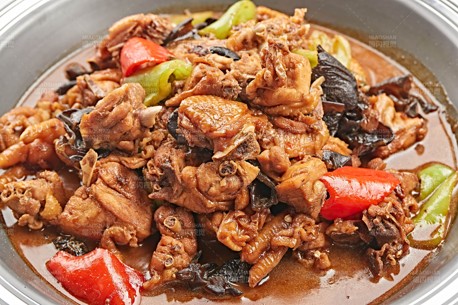 不锈钢餐具装的农家炖土鸡快