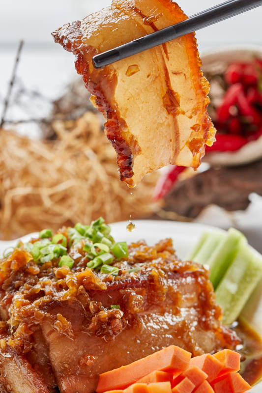 白色瓷餐具装的梅菜扣肉