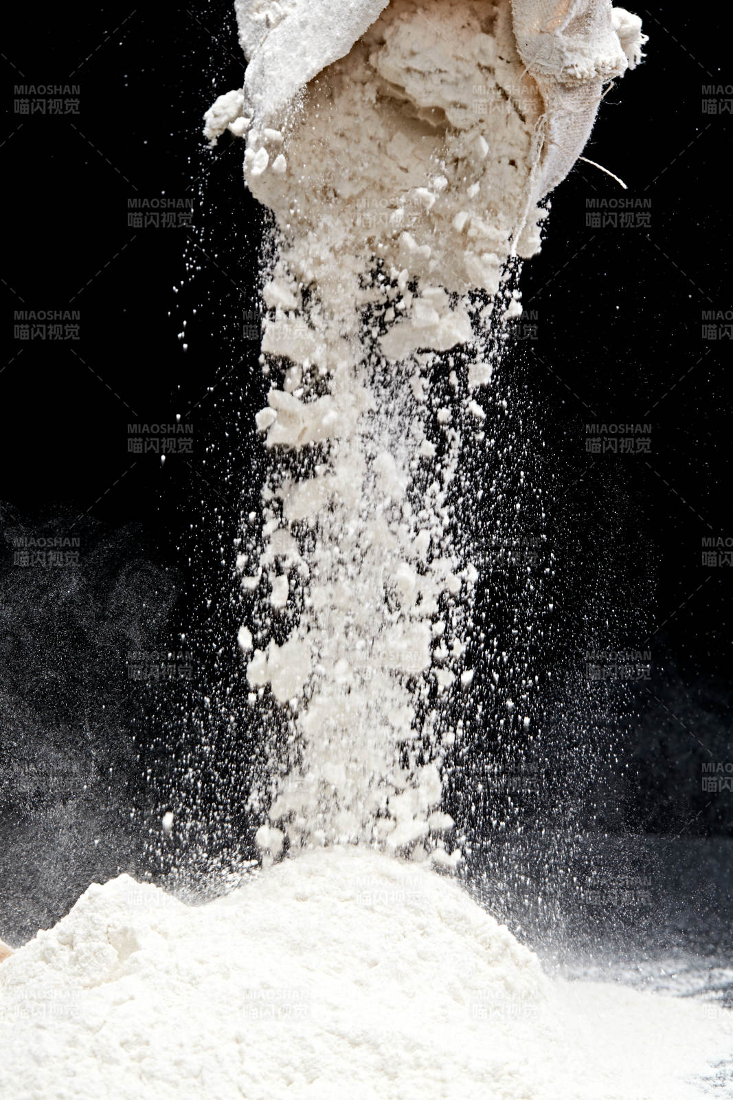 黑色背景上的粗粮荞麦面粉