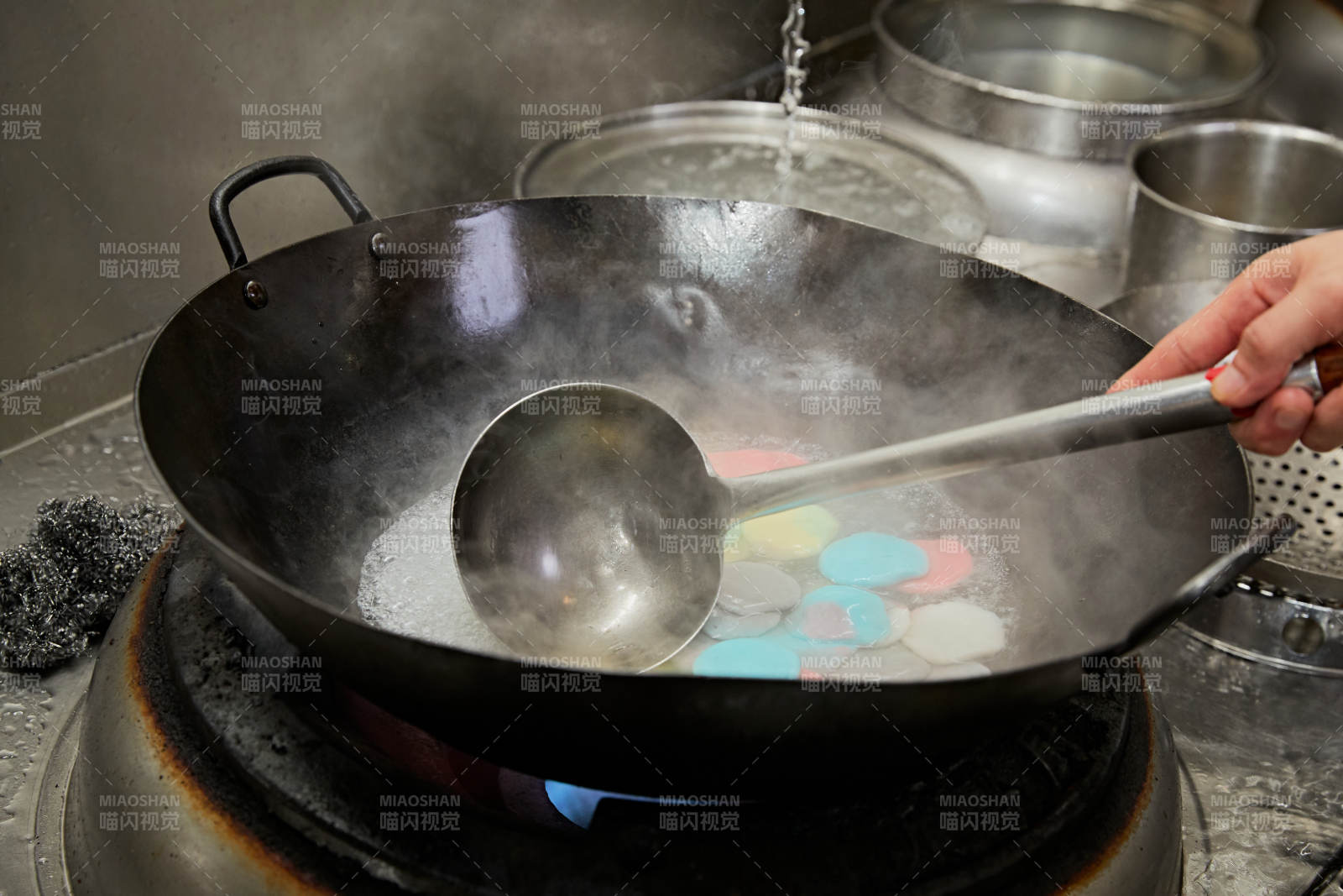 人與食物緊張忙碌的中餐廚房